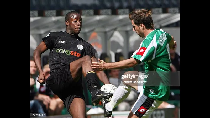 Cầu thủ của Monchengladbach vượt qua St. Pauli để tiến vào vòng cấm đối phương