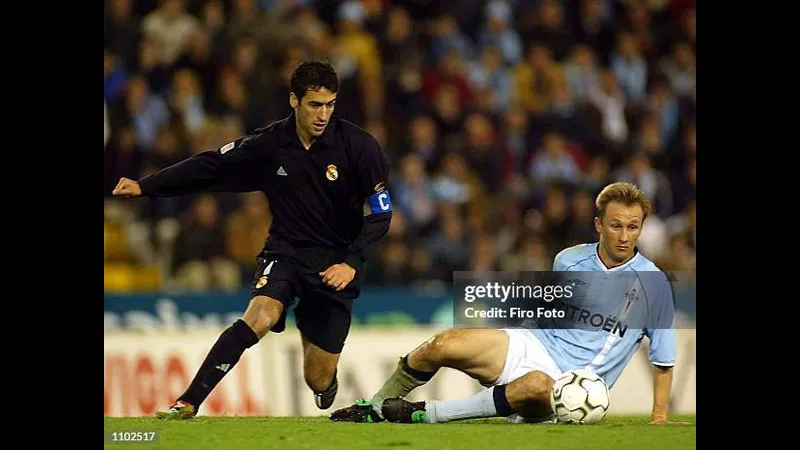 Cầu thủ của Real Madrid với nỗ lực vượt qua phòng ngự của Celta Vigo Cầu thủ của Real Madrid với nỗ lực vượt qua phòng ngự của Celta Vigo