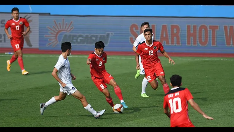 Cầu thủ U22 Philippines với sự quyết tâm cao đánh đầu trong trận đấu với U22 Indonesia